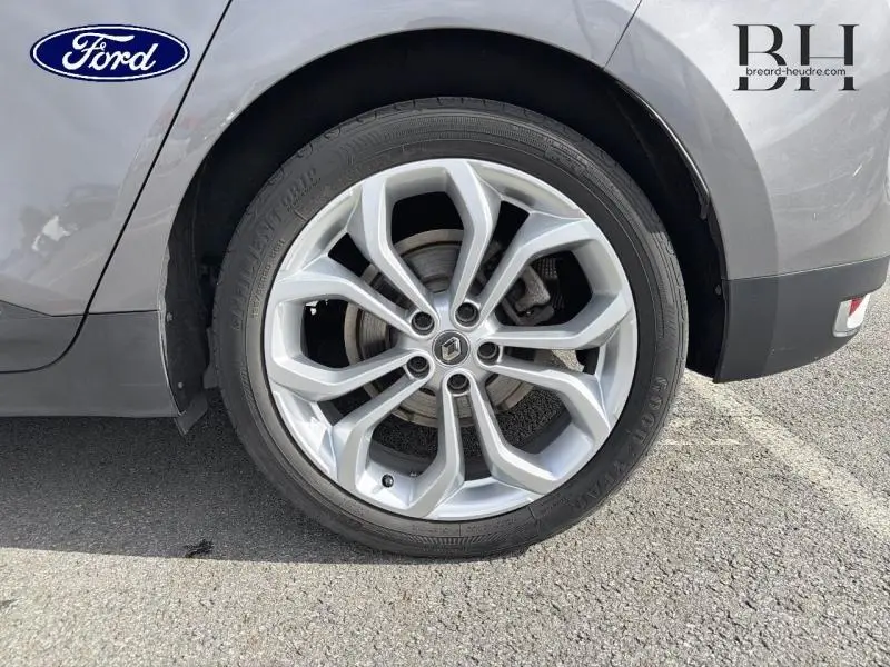 Gros plan sur la roue arrière droite gris Cassiopée du Renault Grand Scenic avec jante alu à design moderne.