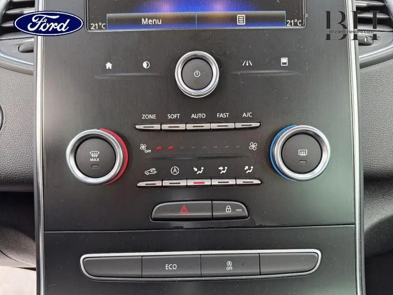 Gros plan sur la console centrale noire du Renault Grand Scenic 2019, avec commandes climatisation et écran tactile.