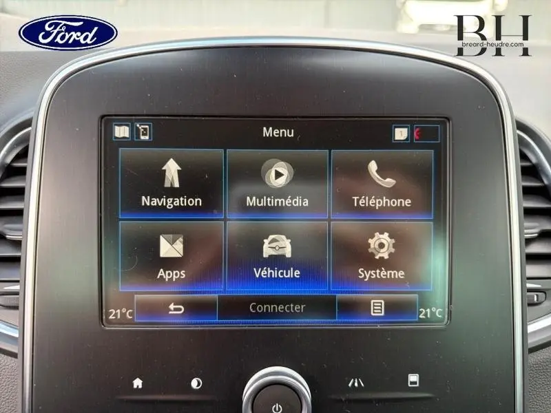 Écran tactile central du tableau de bord du Renault Grand Scenic gris Cassiopée, affichant le menu multimédia.