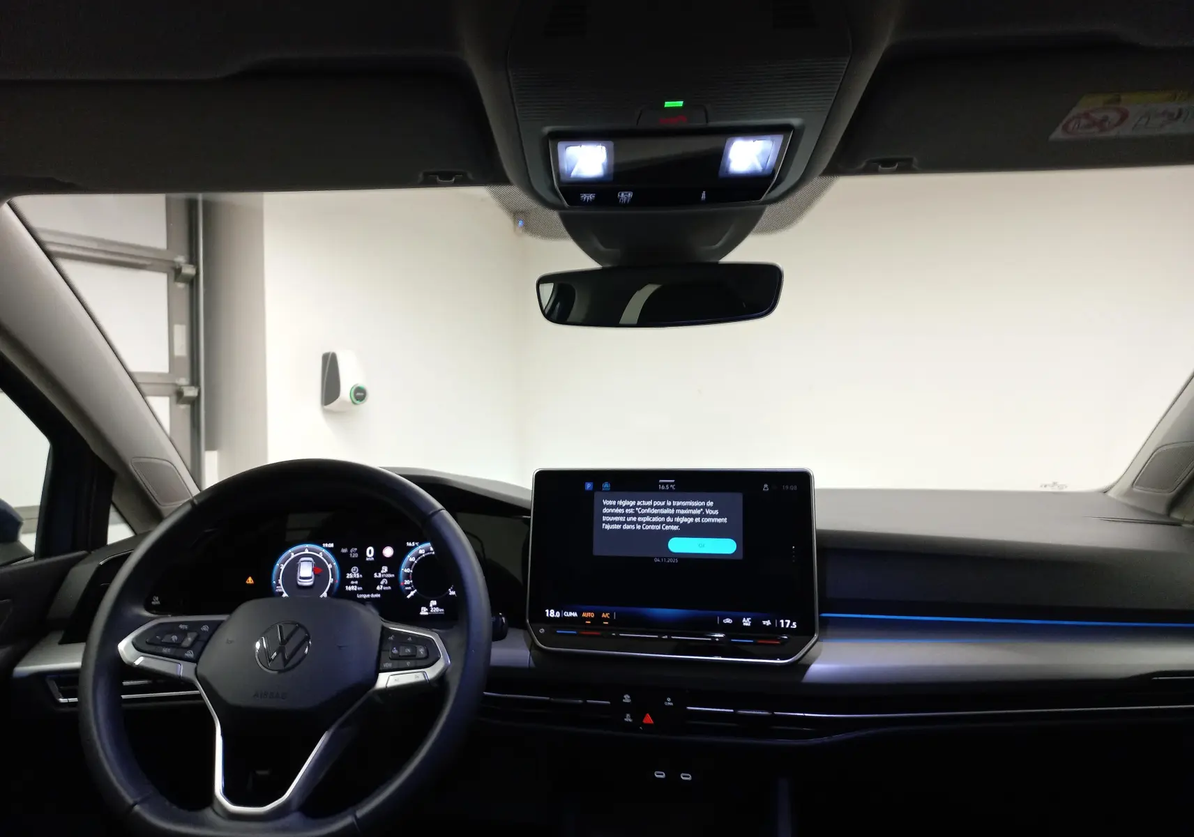 Vue intérieure du tableau de bord de la Volkswagen Golf 1.5 TSI 116 BVM6 VW Edition avec écran tactile et éclairage d'ambiance bleu.