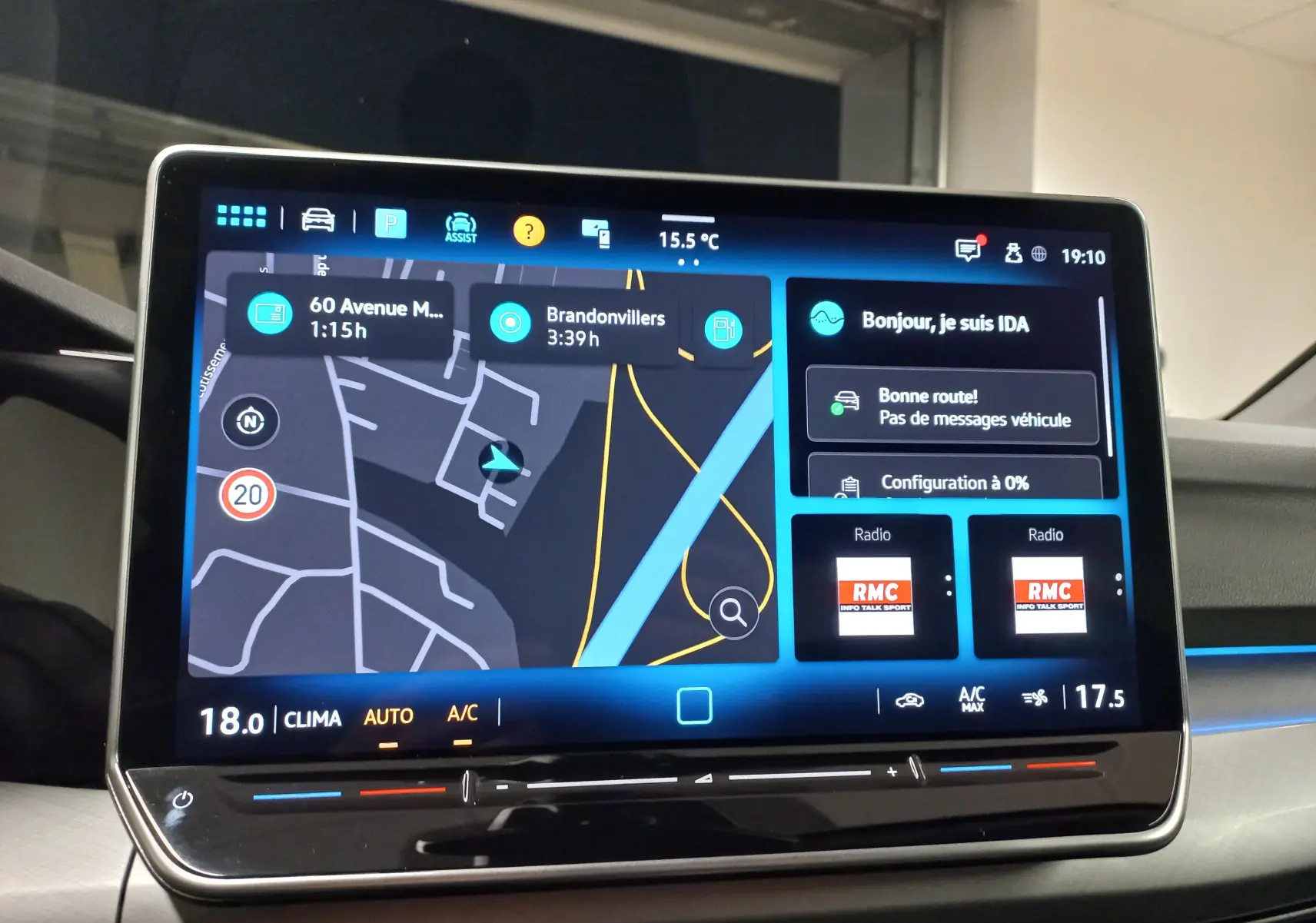 Écran tactile central du tableau de bord de la Volkswagen Golf 1.5 TSI 116 BVM6 VW Edition affichant navigation et radio.