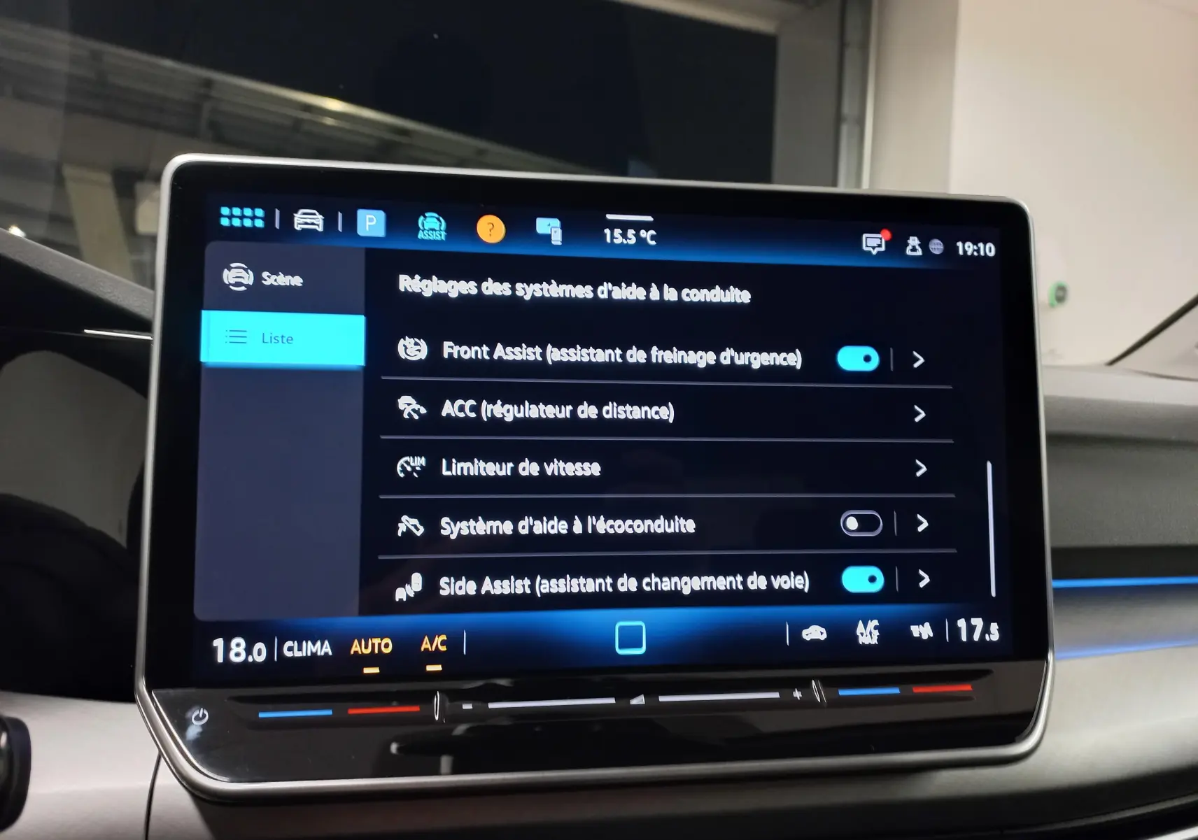Écran tactile central du Volkswagen Golf 1.5 TSI 116 BVM6 VW Edition affichant les réglages d'aide à la conduite.