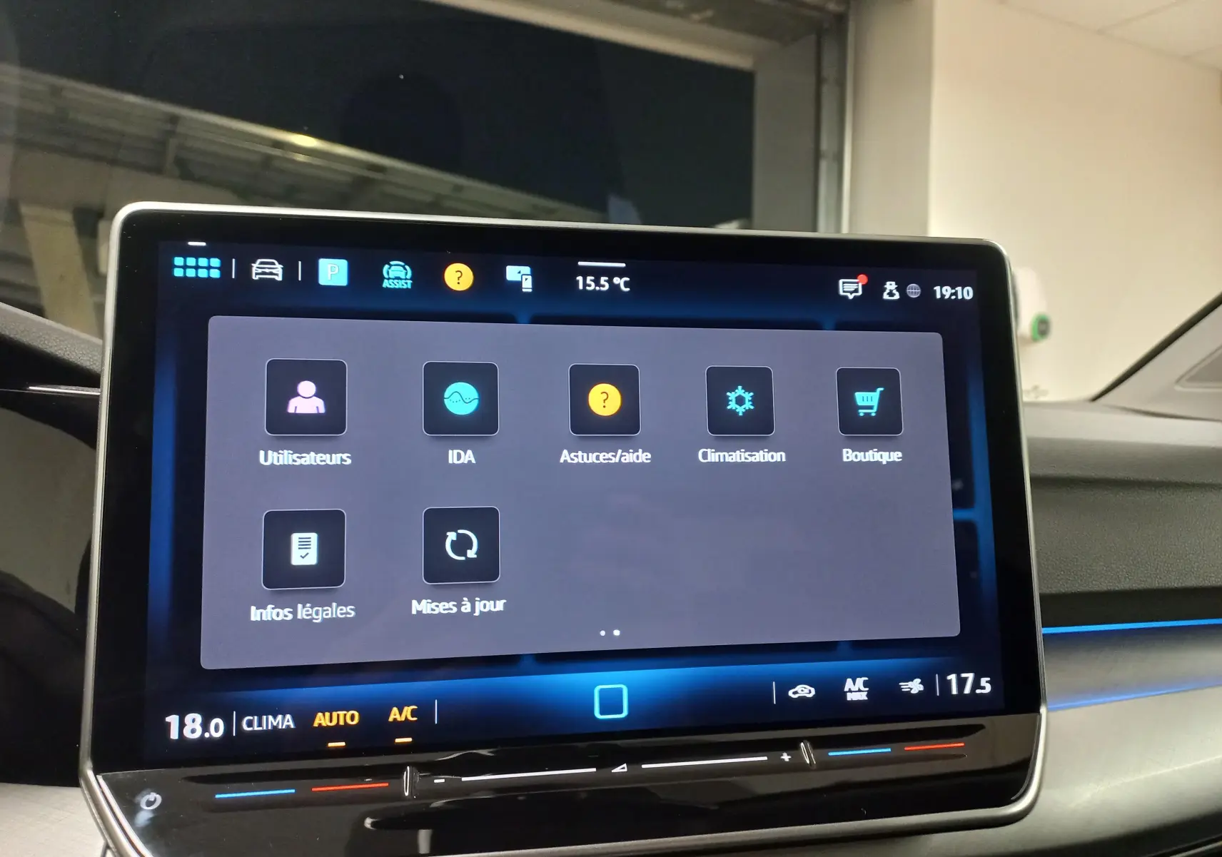 Écran tactile central de la Volkswagen Golf 1.5 TSI 116 BVM6 VW Edition affichant les options de menu intérieur.