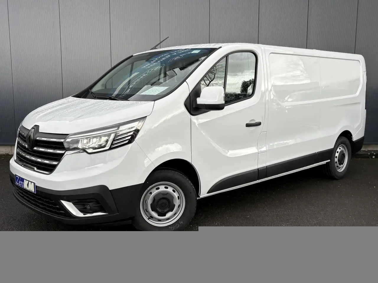Vue 3/4 avant droite d’un Renault Trafic Fourgon blanc Glacier avec projecteurs Full LED et jantes acier.