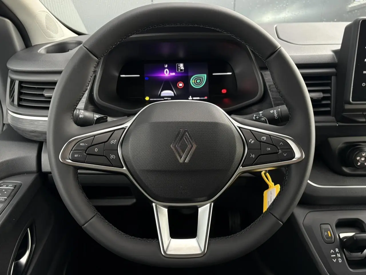 Vue rapprochée du volant noir et du tableau de bord numérique du Renault Trafic Fourgon blanc glacier 2026.