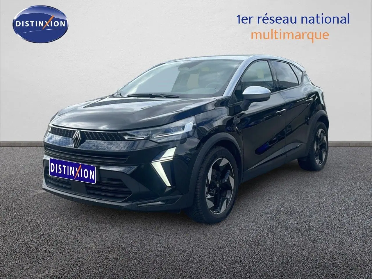 Renault Captur 2025 noir étoile métal avec toit gris, vue 3/4 avant mettant en valeur ses optiques LED et jantes noires.