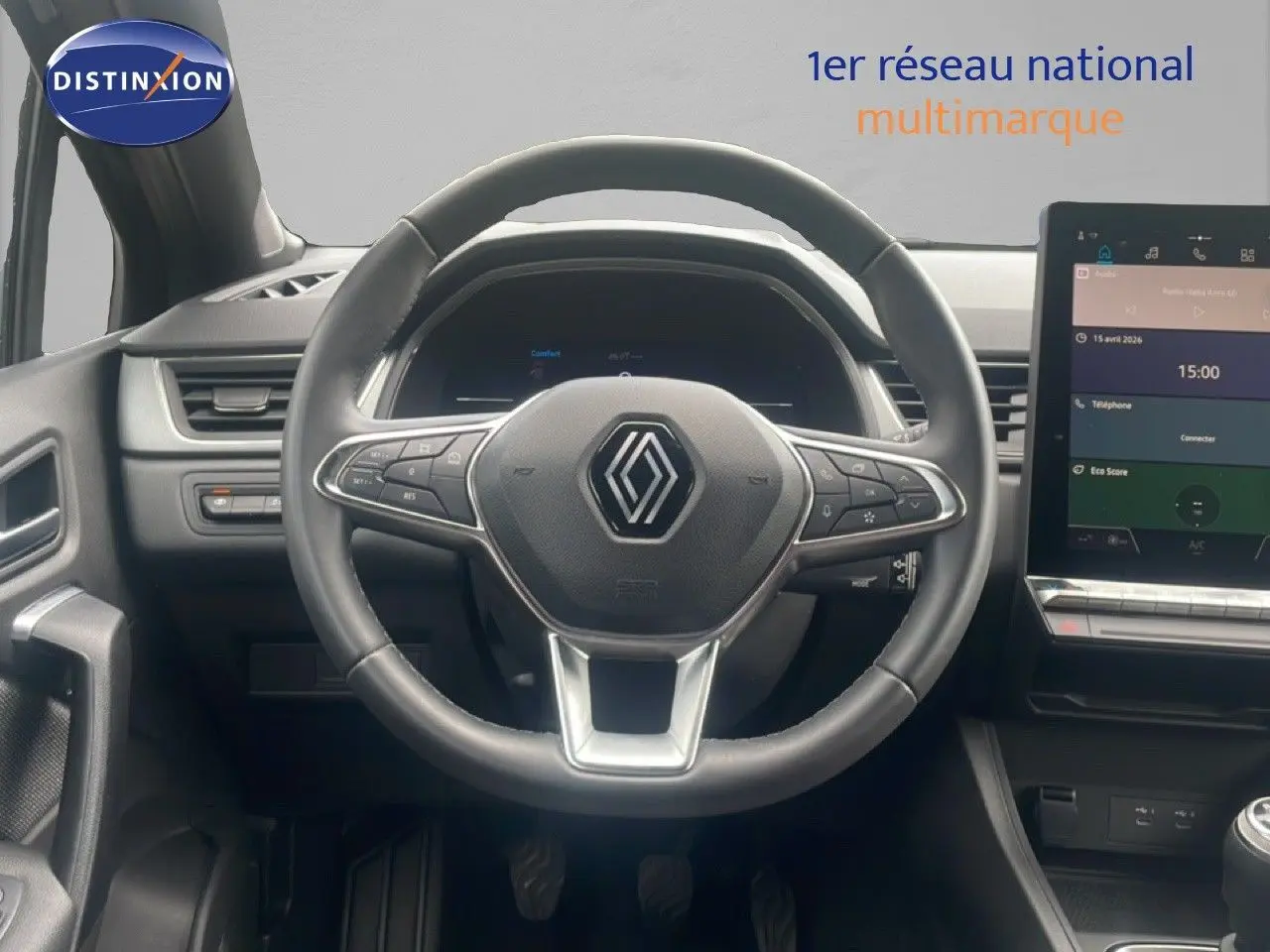 Vue frontale de l'intérieur du Renault Captur 2025, volant cuir noir avec tableau de bord digital et écran tactile central.