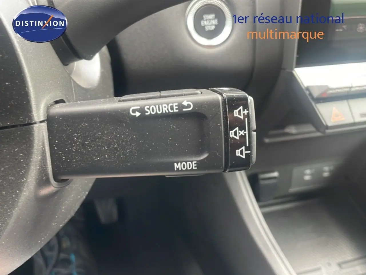 Gros plan sur la commande multimédia au volant du Renault Captur noir étoile métal avec toit gris, intérieur moderne 2025.