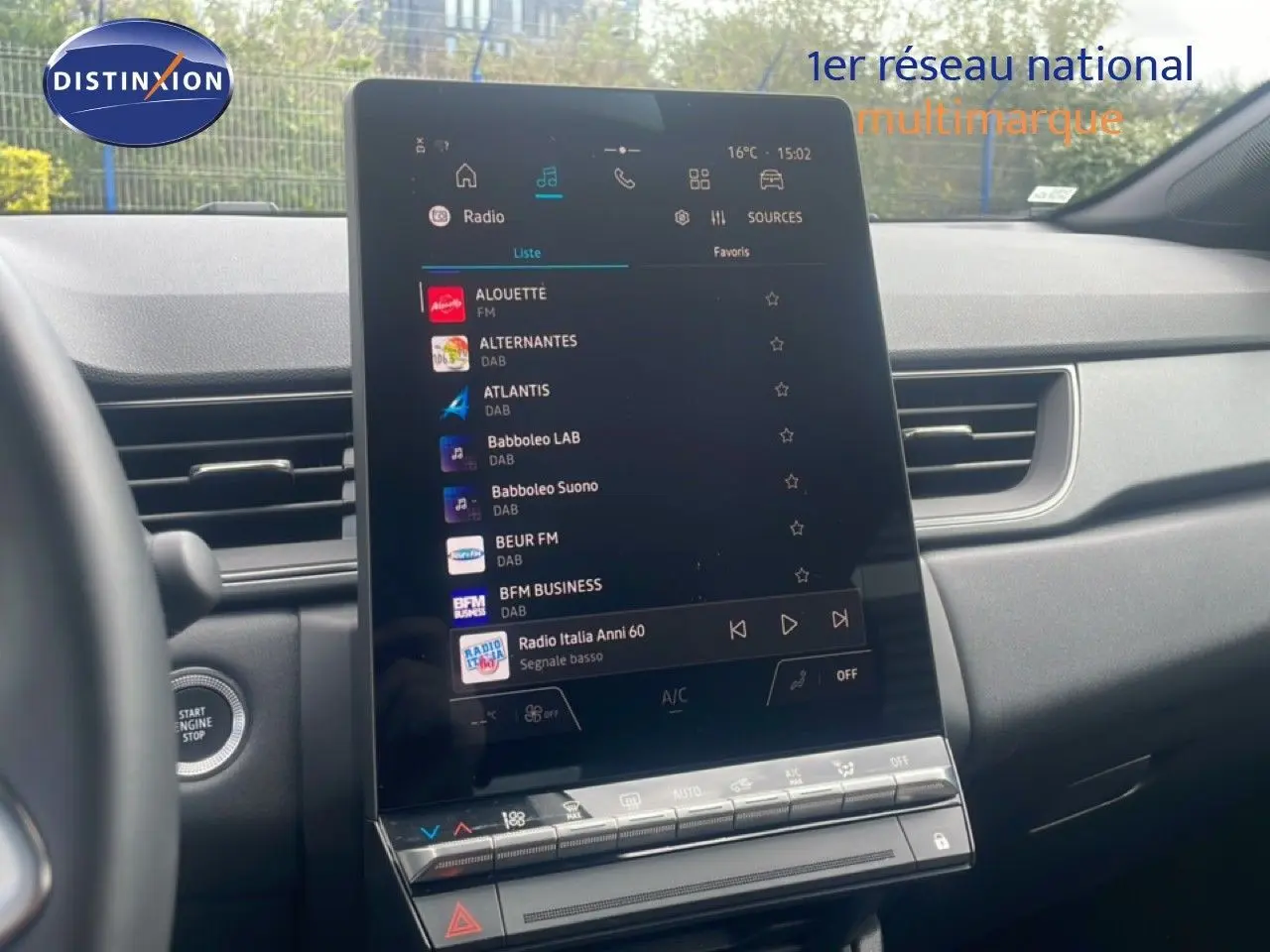 Écran tactile central du Renault Captur 2025, vue intérieure frontale avec tableau de bord gris et commandes digitales.