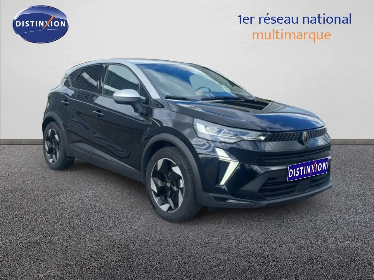 Renault Captur 2025 noir étoile métal avec toit gris, vue 3/4 avant droit mettant en valeur ses optiques LED distinctives.