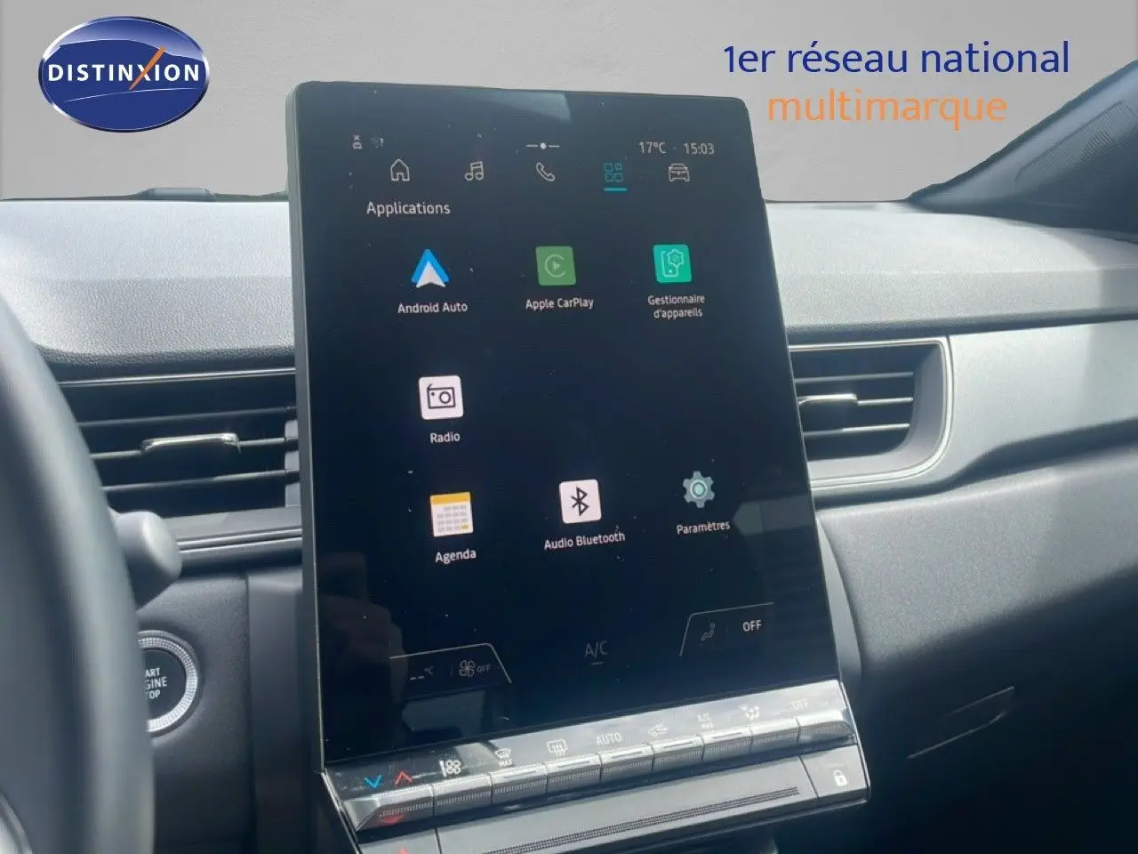 Vue intérieure centrée sur l'écran tactile vertical du tableau de bord du Renault Captur 2025, finition noire et toit gris.