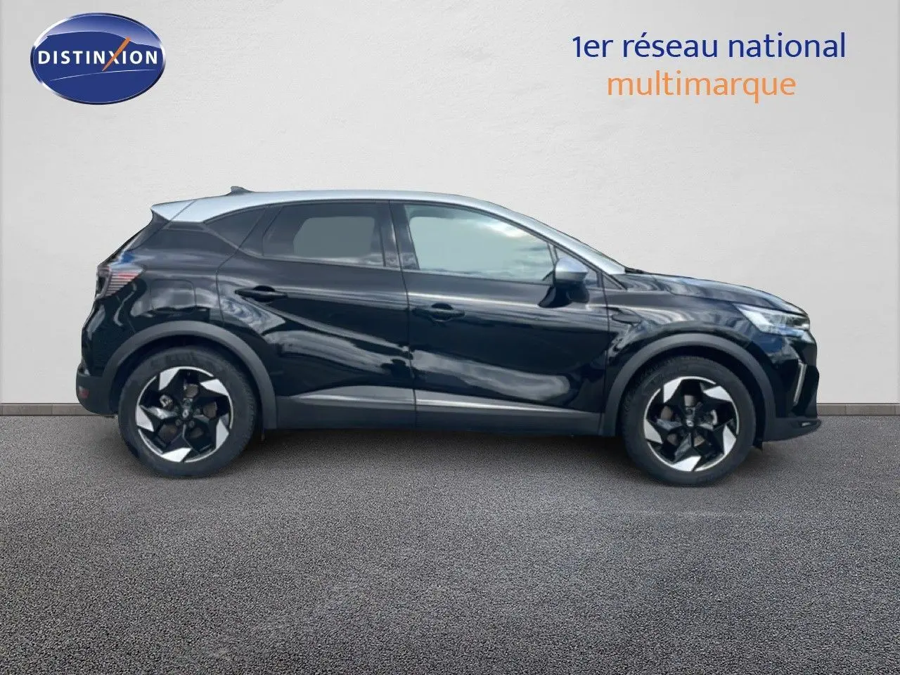 Profil droit du Renault Captur 2025 noir étoile métal avec toit gris, jantes 18 pouces bicolores et lignes dynamiques.