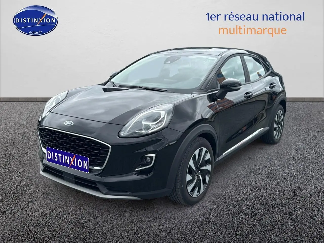Ford Puma noir vue 3/4 avant droit avec phares LED et jantes alliage distinctives.