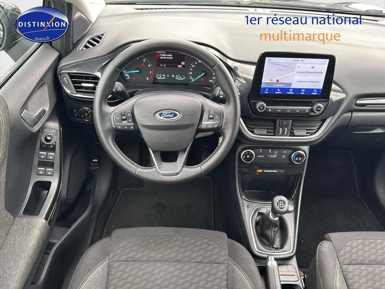 Intérieur avant du Ford Puma 2023, tableau de bord moderne avec écran tactile et volant multifonction noir.