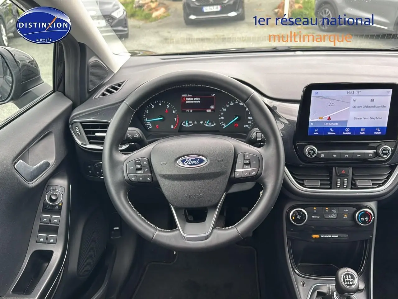 Intérieur de la Ford Puma 2023, vue centrée sur le volant multifonction et l'écran tactile du tableau de bord.