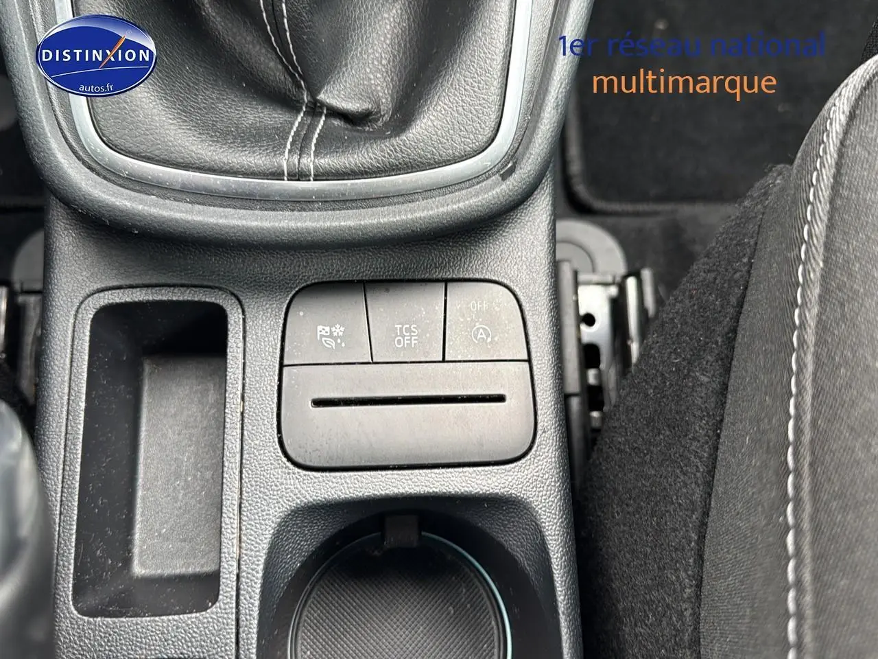 Vue rapprochée de la console centrale noire du Ford Puma 2023 avec commandes de traction et arrêt auto du moteur.