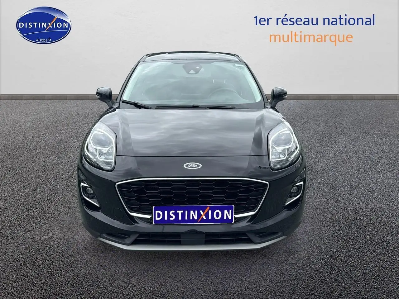 Vue frontale d'un Ford Puma noir 2023 avec calandre hexagonale et phares LED distinctifs.