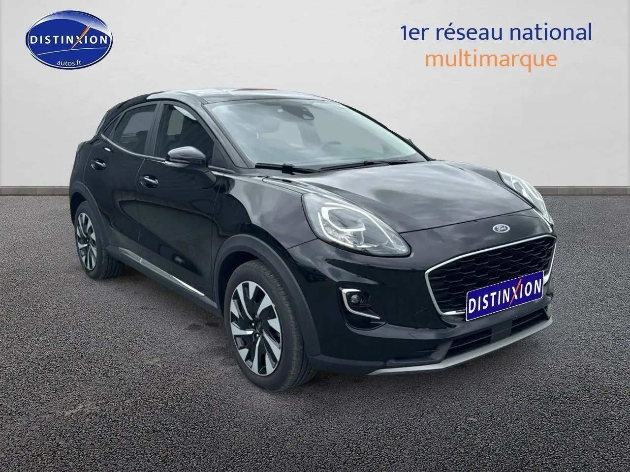 Ford Puma noir vue 3/4 avant droit, mettant en valeur sa calandre large et ses phares distinctifs à LED.