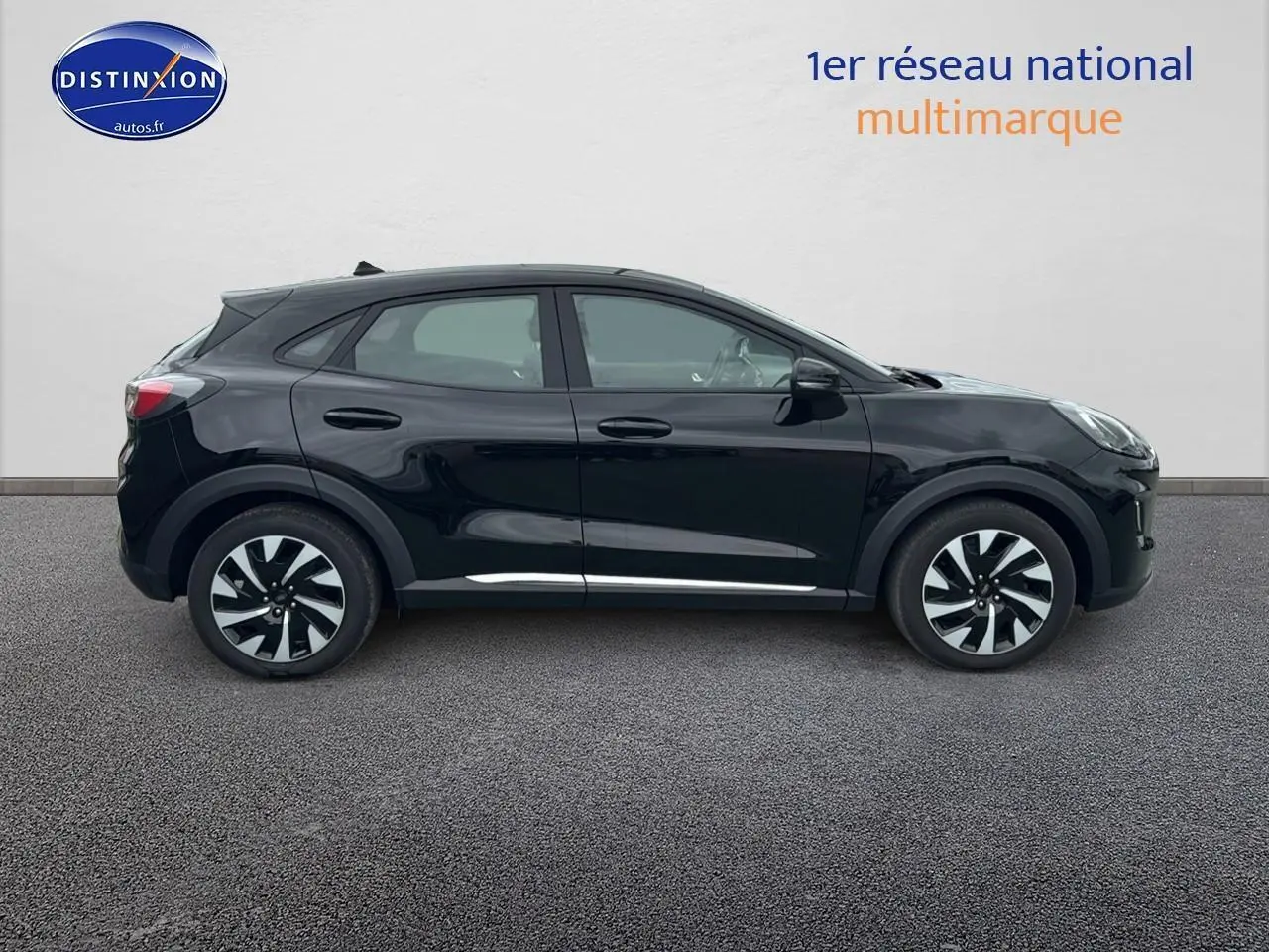 Profil côté gauche d'un Ford Puma noir 2023 avec jantes bicolores et lignes chromées basses visibles.