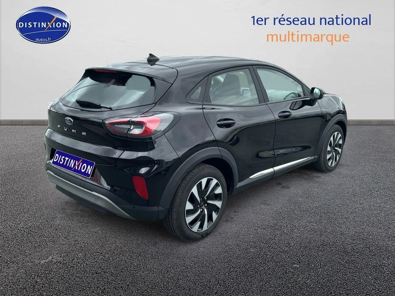 Vue 3/4 arrière droite d'un Ford Puma noir 2023 avec jantes alliage et becquet arrière distinctif.