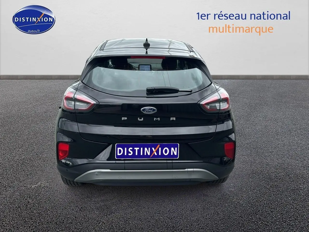 Vue arrière d'une Ford Puma noire 2023 avec feux LED et logo distinctif sur fond neutre.
