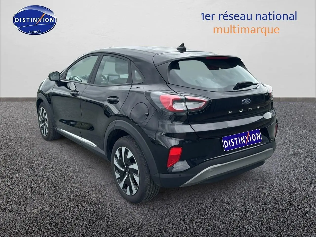 Vue 3/4 arrière droite d'un Ford Puma noir 2023 avec feux LED et jantes alliage distinctives.
