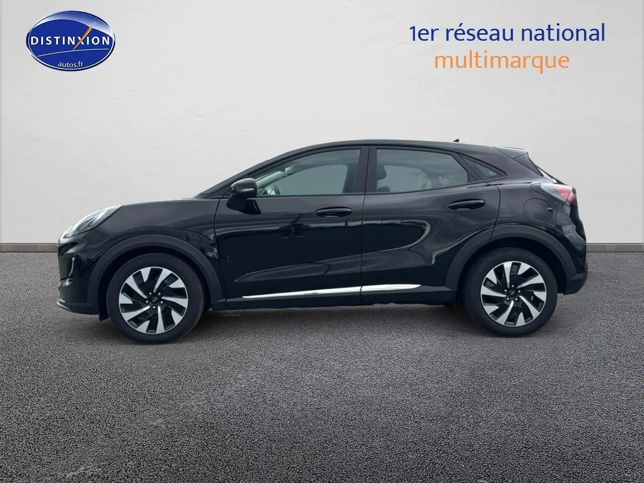 Ford Puma noir vue de profil côté gauche sur fond neutre avec jantes bicolores et lignes fluides.