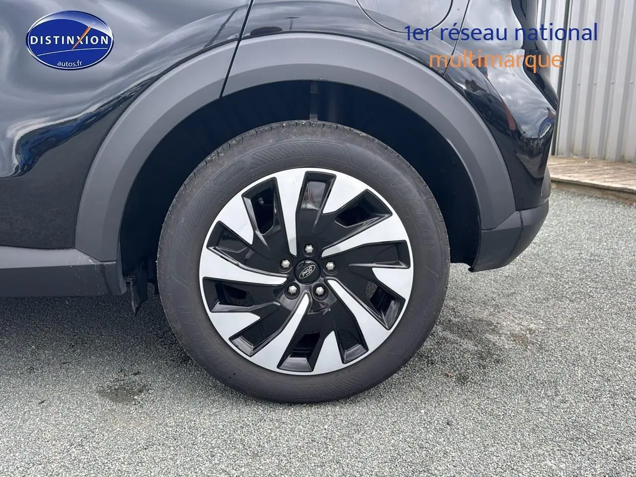 Gros plan sur la roue avant gauche noire avec jante alliage du Ford Puma 2023 finition Titanium.