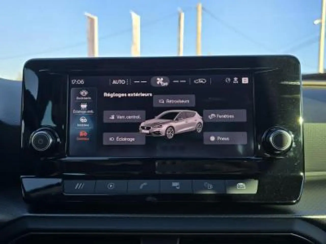 Écran tactile central de la SEAT LEON IV blanc 2024 affichant les réglages extérieurs du véhicule.