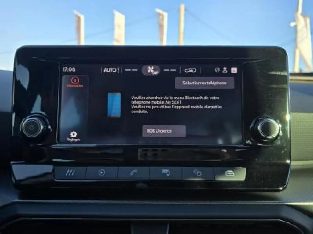 Écran tactile central du tableau de bord de la SEAT LEON blanc, affichant la connexion Bluetooth au téléphone.