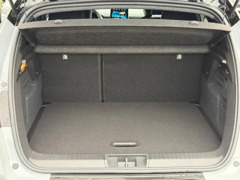 Coffre ouvert vu de l'arrière du Renault Captur 2026 gris Rafale/Noir Étoilé, montrant un espace de chargement vide et propre.