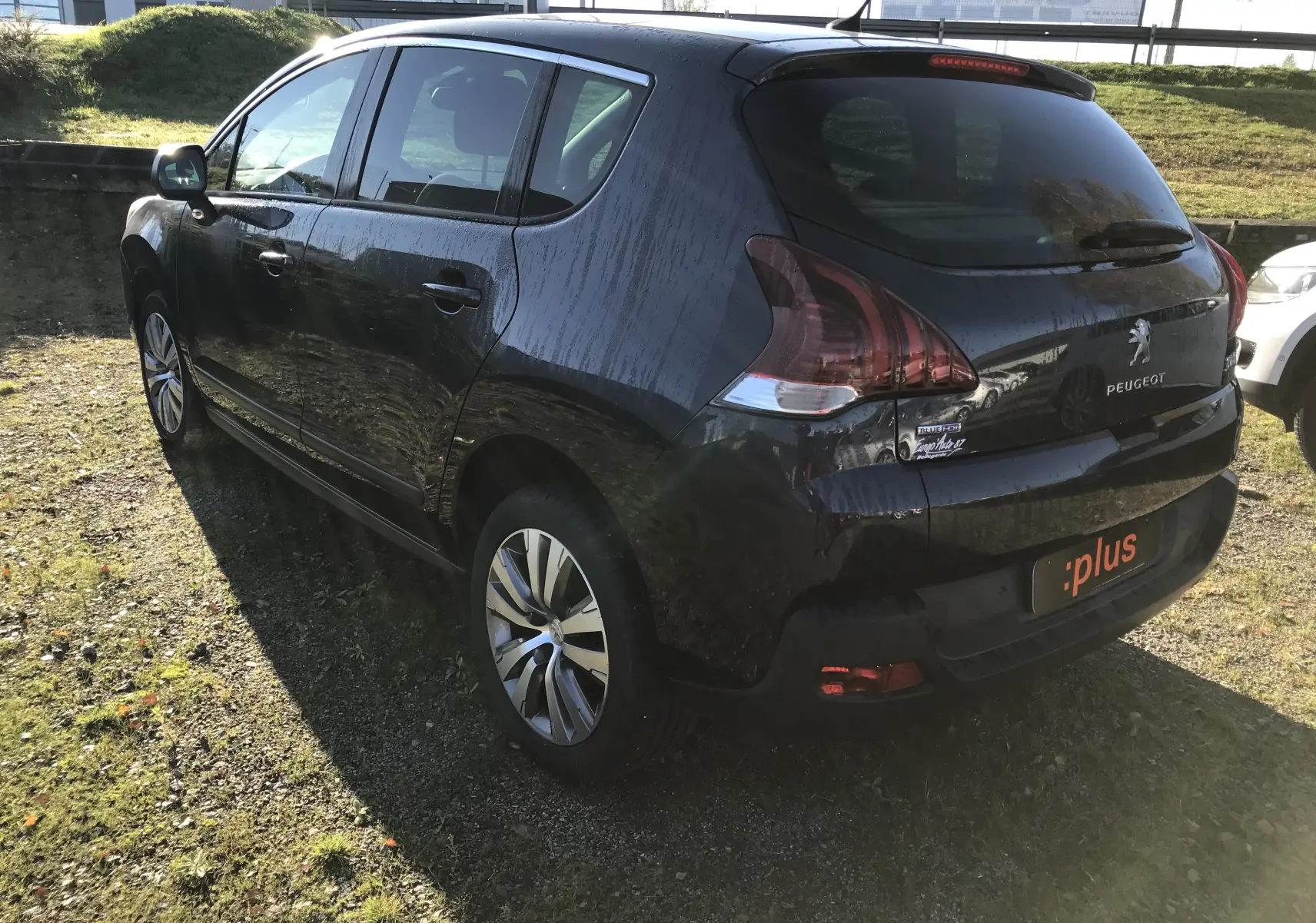 Peugeot 3008 Business bleu Bourrasque vue en 3/4 arrière droit, avec feux arrière caractéristiques et jantes alliage.