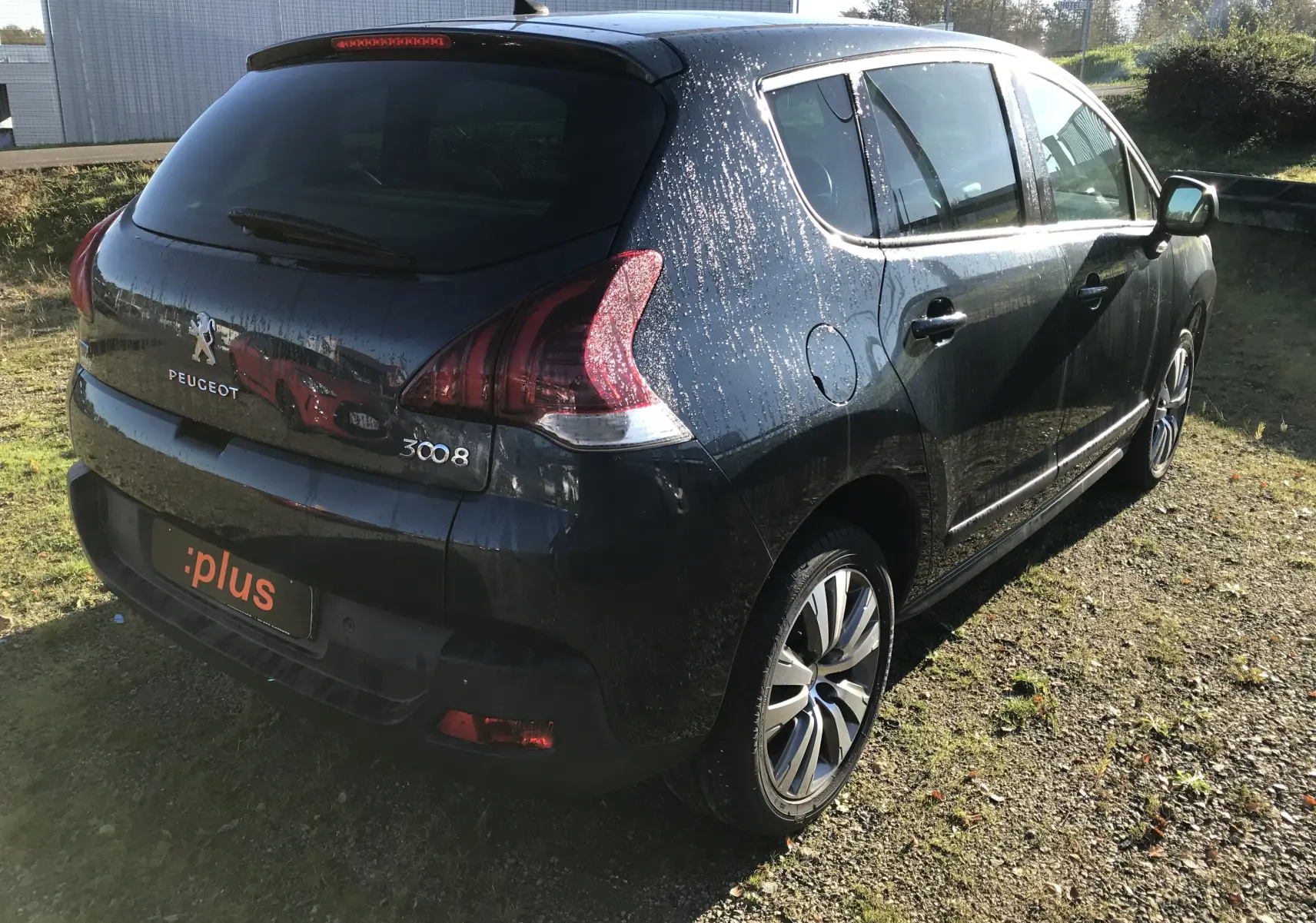 Vue 3/4 arrière droite d'un Peugeot 3008 Business bleu Bourrasque avec feux arrière caractéristiques et jantes alliage.