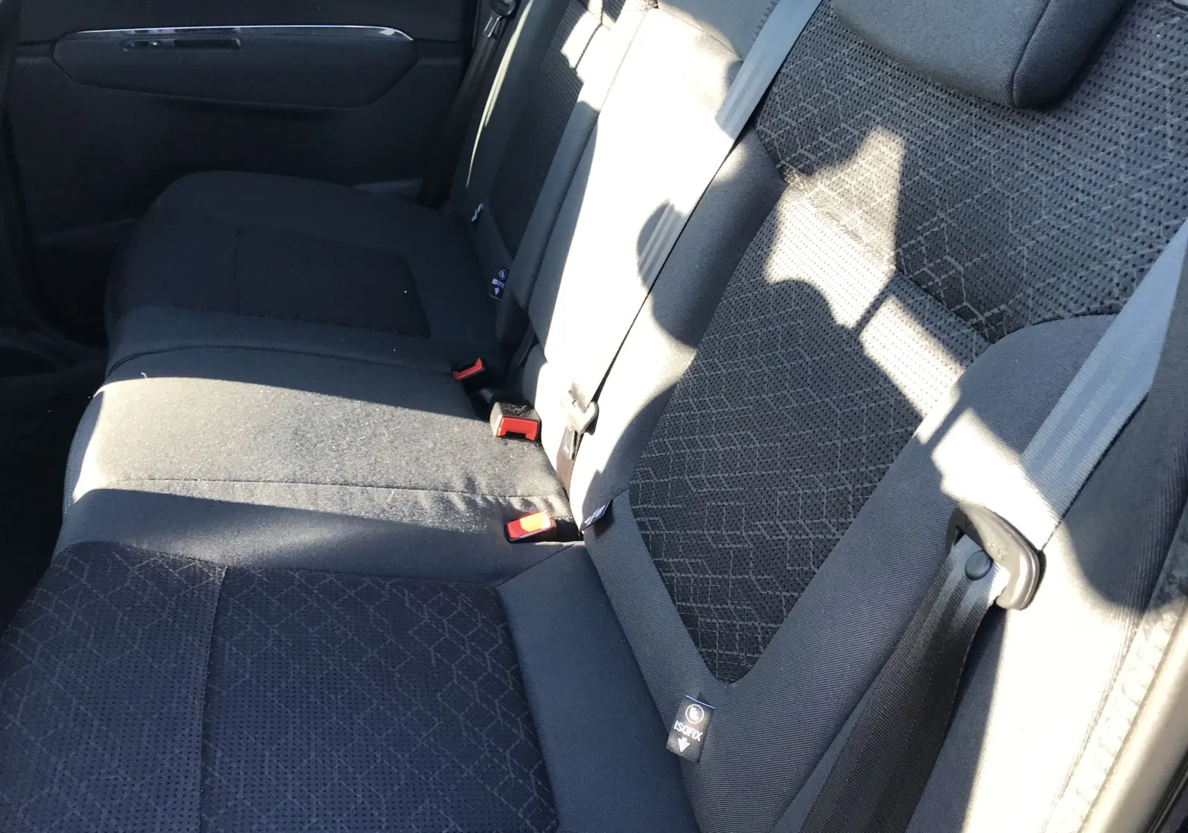 Vue latérale des sièges arrière noirs avec ceintures et ancrages ISOFIX d'un Peugeot 3008 Business 2015.