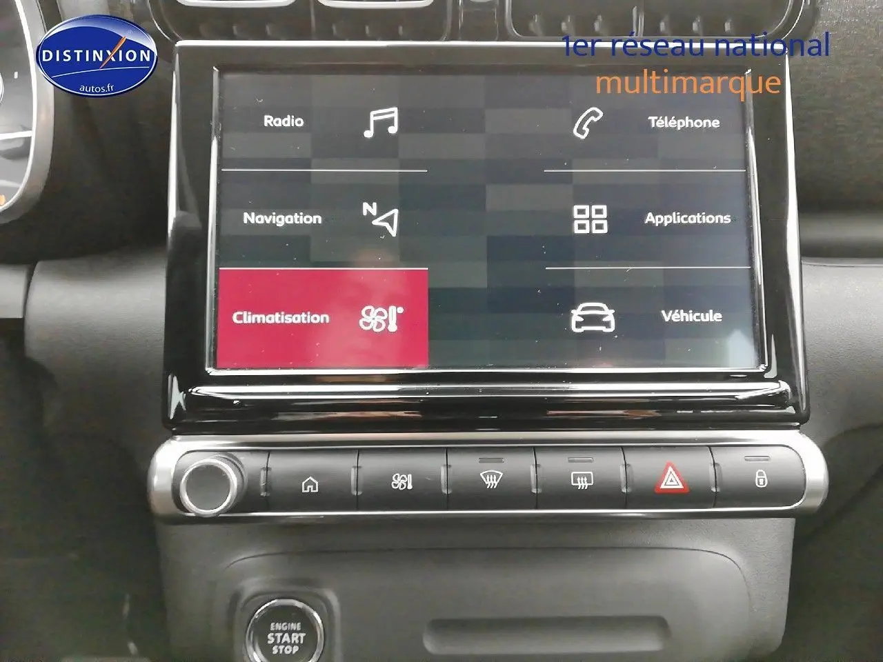 Vue rapprochée de la console centrale tactile du Citroën C3 Aircross blanc polar, affichant le menu climatisation.