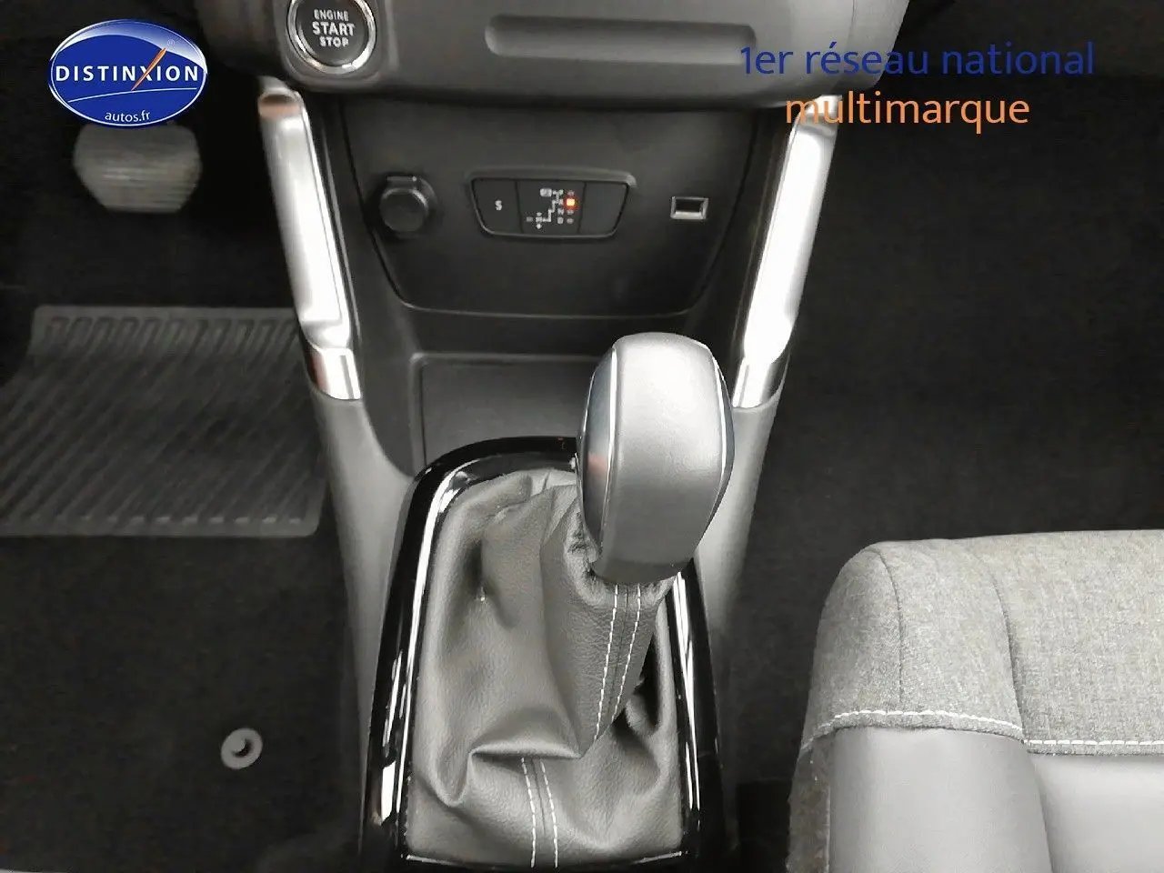 Le levier de vitesses automatique de la Citroën C3 Aircross 2022 en gros plan côté console centrale avec sellerie grise.