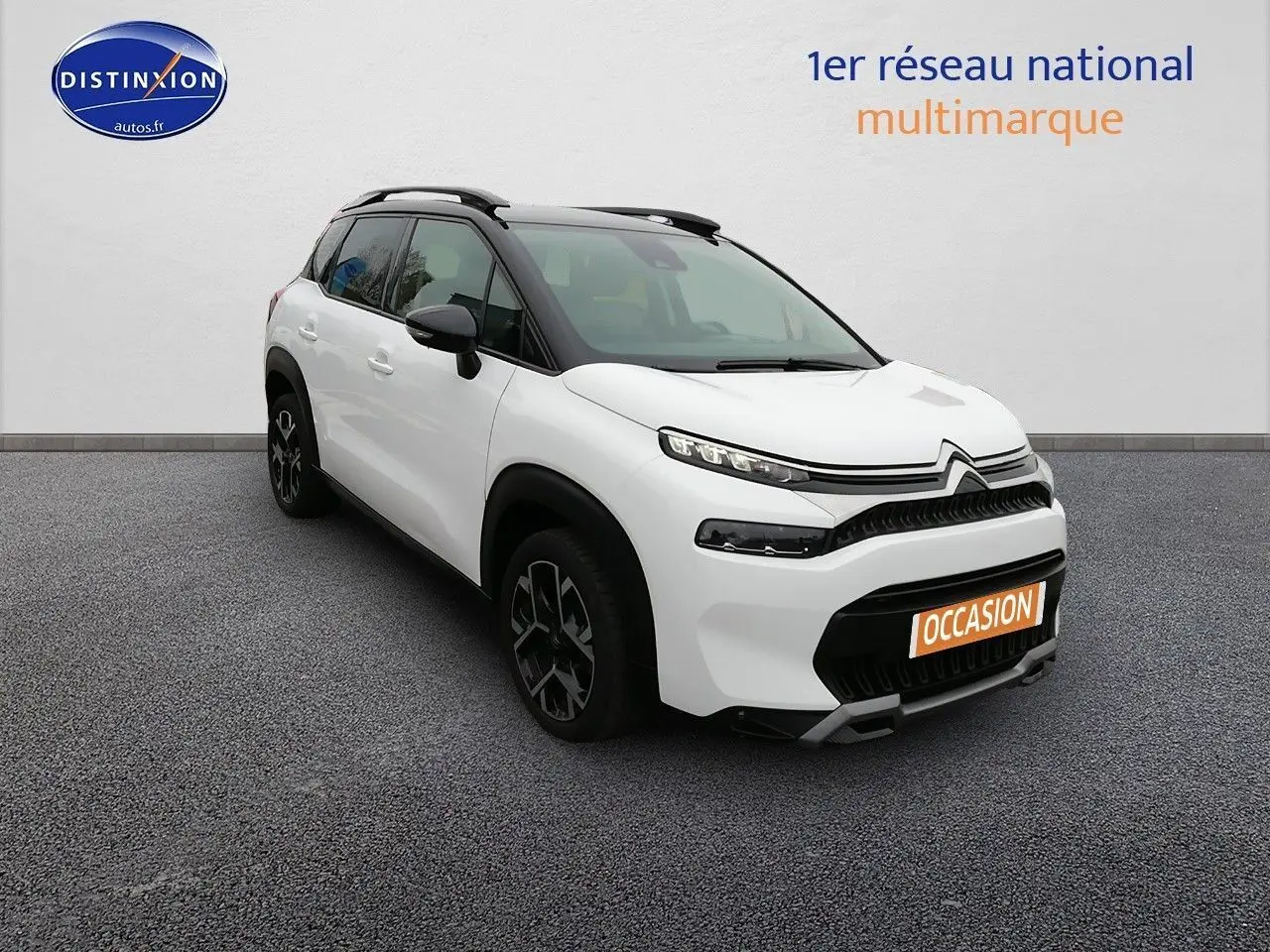 Citroën C3 Aircross blanc polar en 3/4 avant droit, toit noir et jantes noires distinctives.