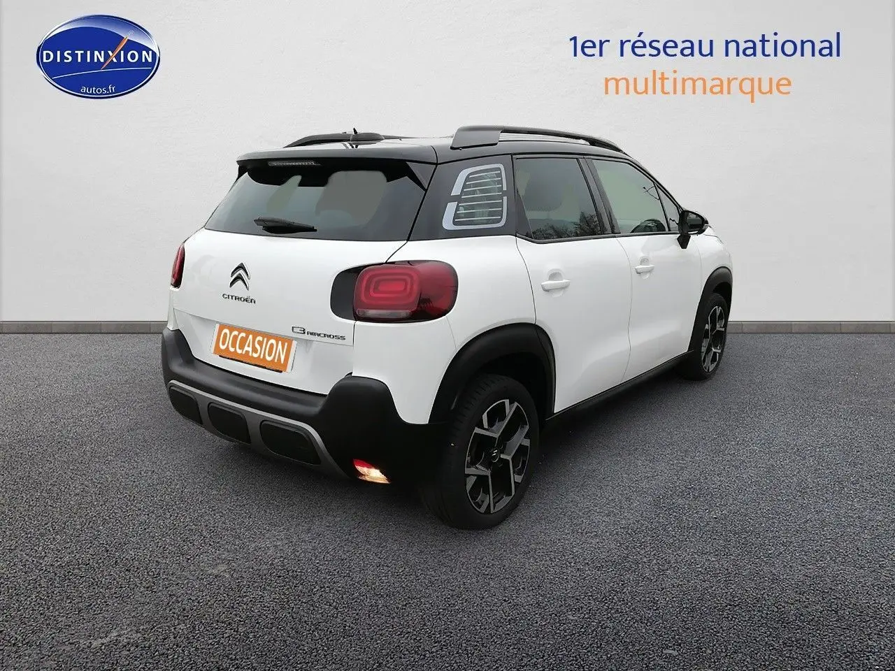 Citroën C3 Aircross blanc polar vue 3/4 arrière droit avec toit noir et feux arrière distinctifs.