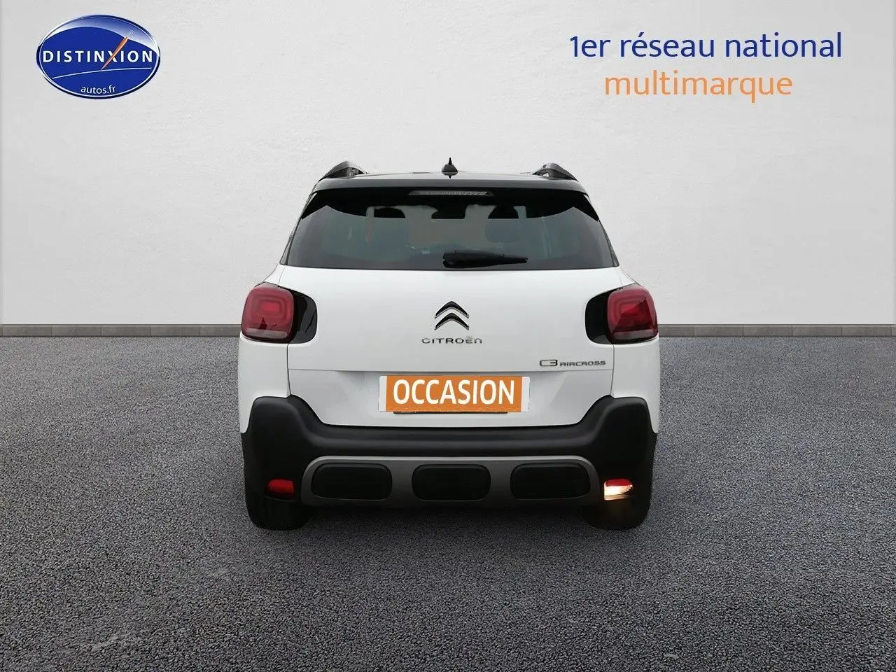 Vue arrière d'un Citroën C3 Aircross blanc polar avec feux arrière rouges et pare-chocs noir contrastant.