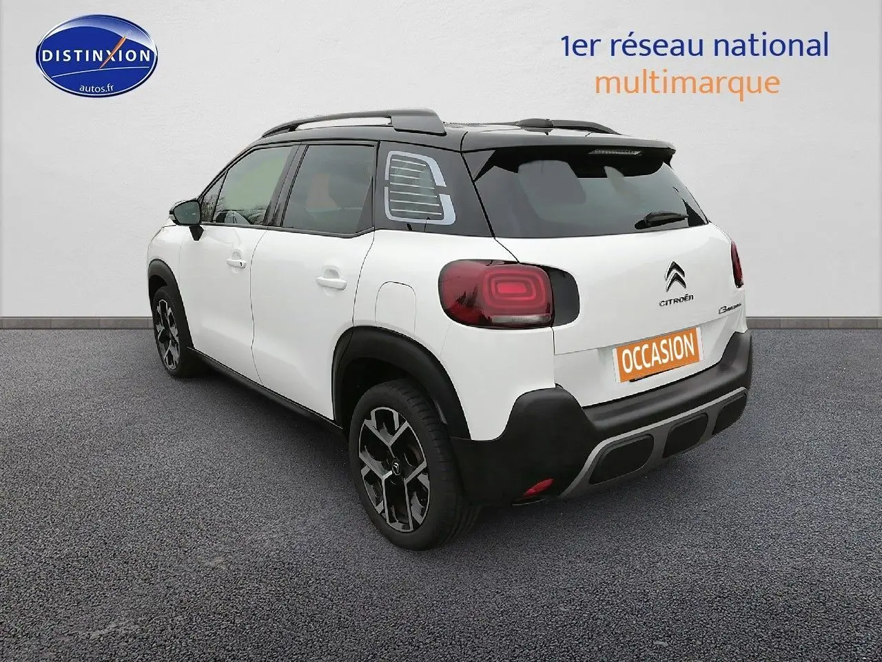 Citroën C3 Aircross blanc polar en 3/4 arrière droit, toit noir et feux arrière au design carré lumineux.
