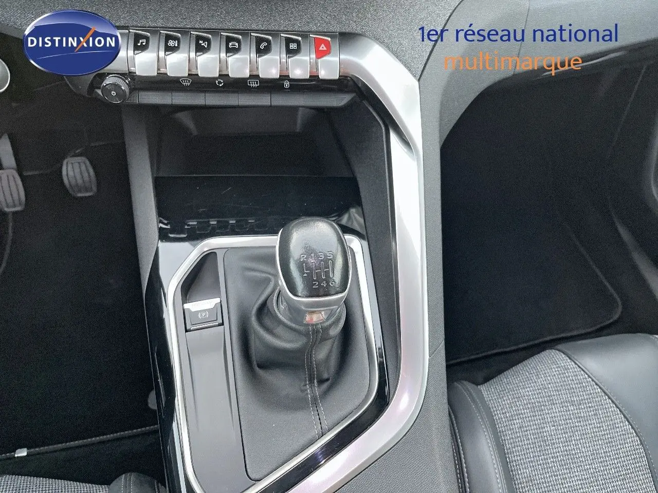 Gros plan sur la console centrale d'un Peugeot 3008 Cooper Metal 2019, mettant en valeur le levier de vitesse manuel et les commandes.