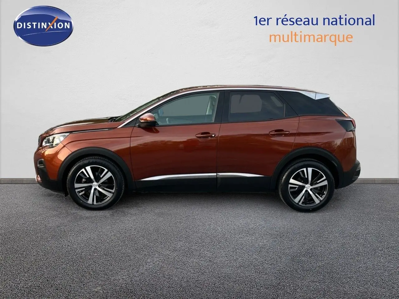 Profil côté gauche du Peugeot 3008 Cooper Metal 2019, mettant en valeur sa teinte cuivre métallisée et ses jantes modernes.