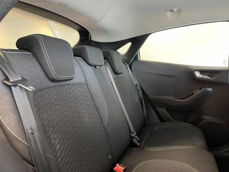 Vue côté droit de la banquette arrière noire avec appuie-têtes et ceinture de sécurité du Ford Puma 2022.