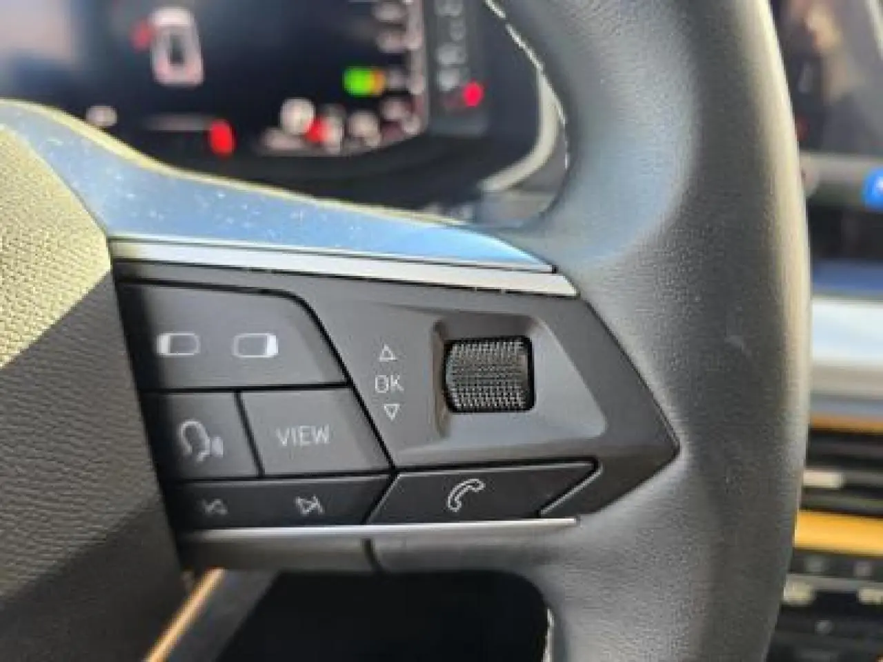 Gros plan sur les commandes multifonctions du volant cuir noir du SEAT Arona 2024, côté gauche.
