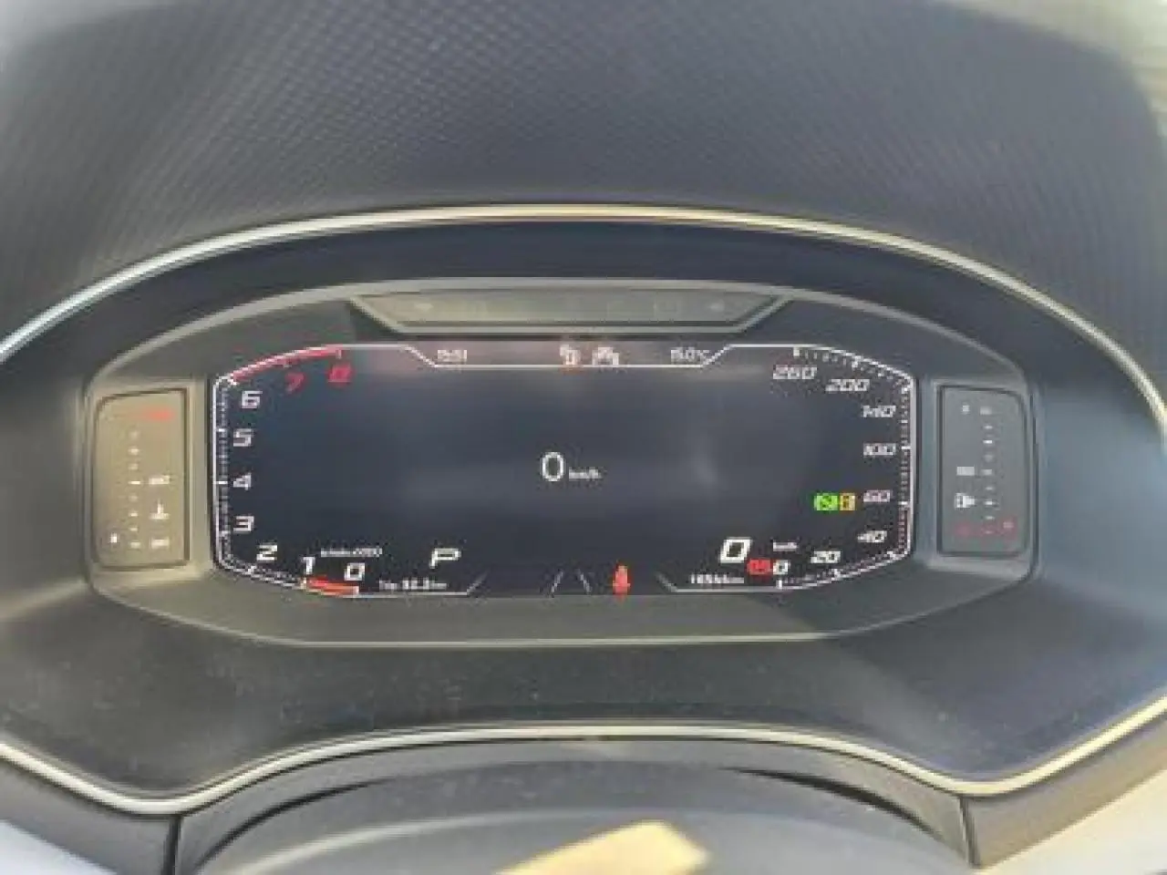 Gros plan sur le combiné d'instruments digital 8" du tableau de bord de la SEAT Arona 2024, finition Style Pack Spring.