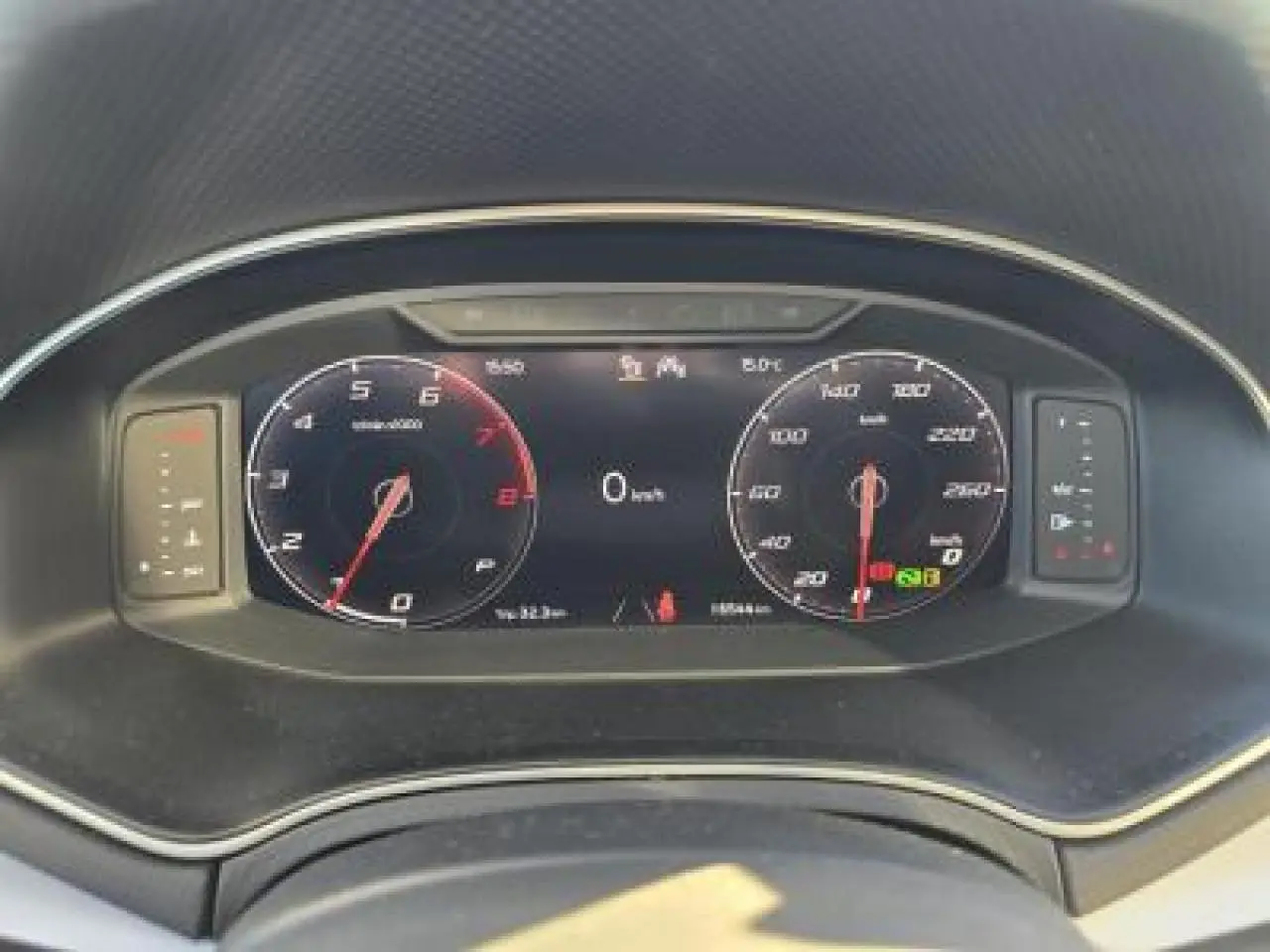 Combiné d'instruments digital 8" du tableau de bord du SEAT Arona 2024, affichant vitesse et compte-tours.