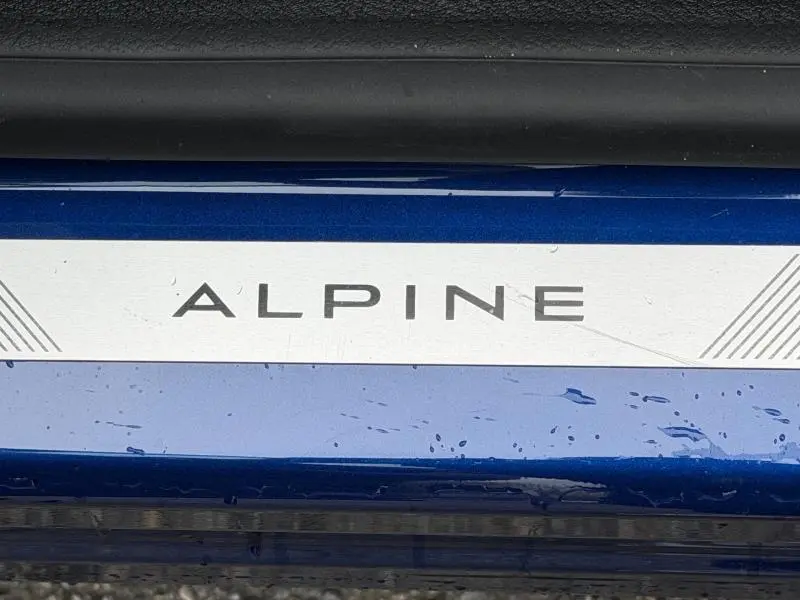 Gros plan sur la baguette de seuil de porte bleu Iron avec l’inscription Alpine en noir sur fond blanc.