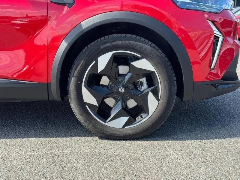 Gros plan sur la roue avant droite du Renault Captur rouge 2025, avec jante alu noir et argent au design géométrique.