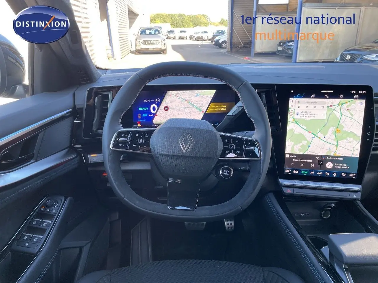 Vue intérieure centrée sur le volant et les écrans numériques du Renault Austral noir étoile métal, tableau de bord moderne.