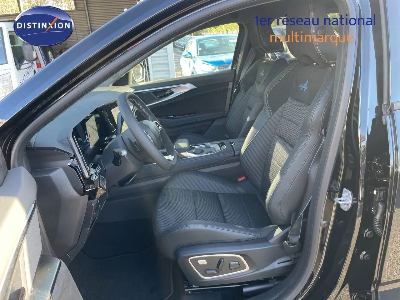Intérieur côté conducteur du Renault Austral E-Tech noir étoile métal, sièges cuir noirs avec logo Alpine brodé en bleu.
